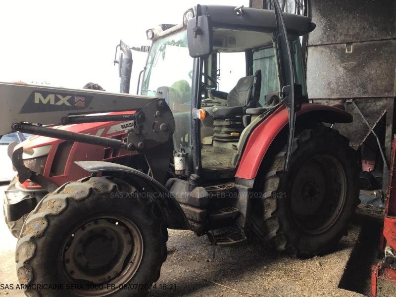 Traktor of the type Massey Ferguson MF5610, Gebrauchtmaschine in LANDIVISIAU (Picture 2)