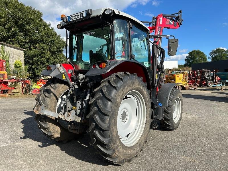 Traktor от тип Massey Ferguson MF5711M Cab, Gebrauchtmaschine в JOSSELIN (Снимка 3)