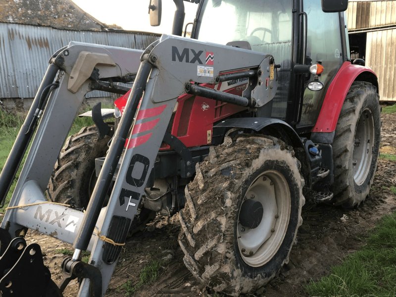 Traktor of the type Massey Ferguson TRACTEUR 5710 SL, Gebrauchtmaschine in ST CLEMENT DE LA PLACE (Picture 1)