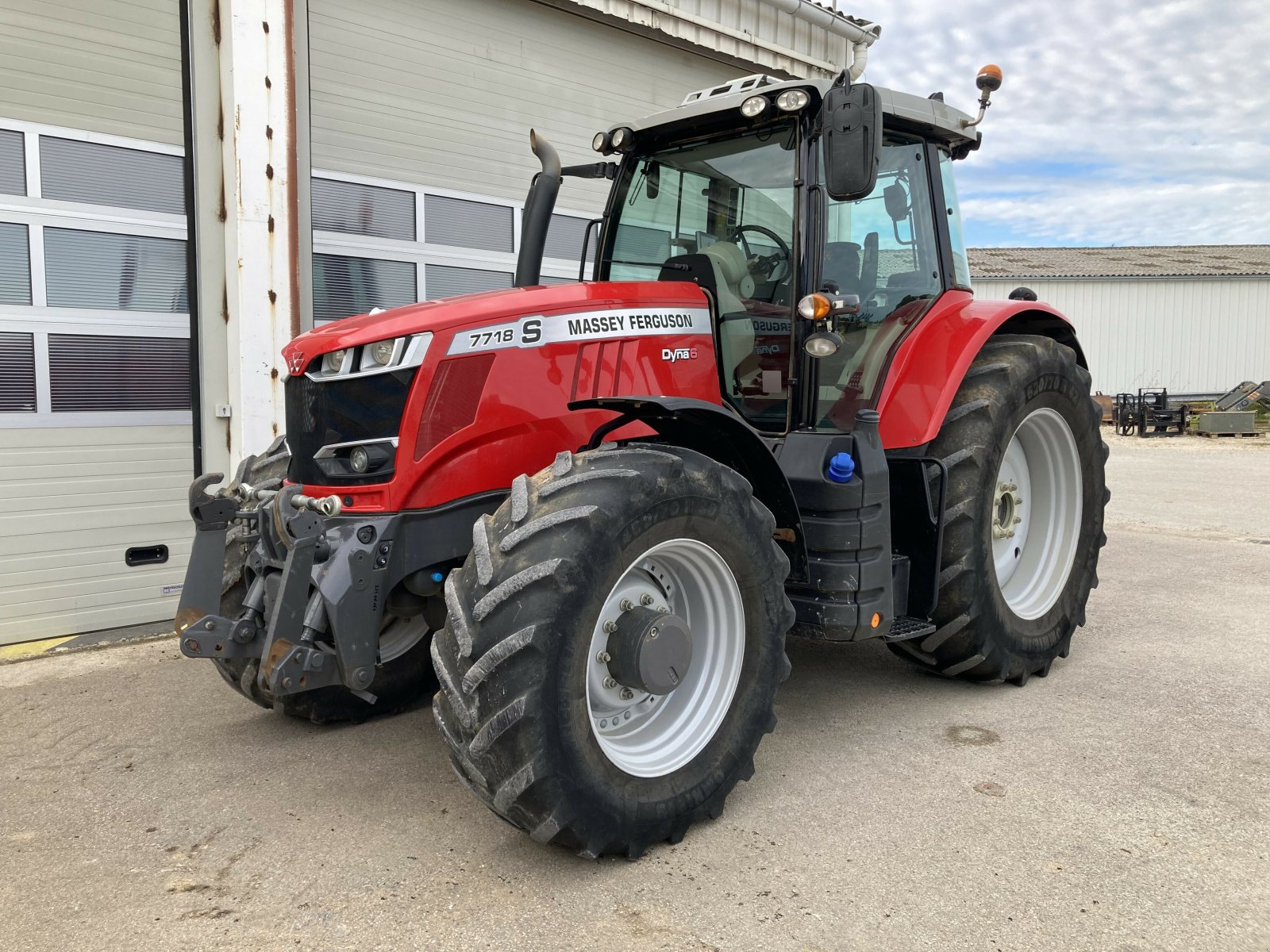 Traktor van het type Massey Ferguson TRACTEUR 7718 S EFFICIENT, Gebrauchtmaschine in VAROIS & CHAIGNOT (Foto 1)