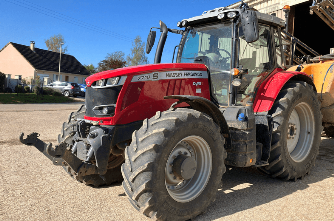 Traktor des Typs Massey Ferguson TRACTEUR 7718 S EFFICIENT, Gebrauchtmaschine in VAROIS & CHAIGNOT (Bild 1)