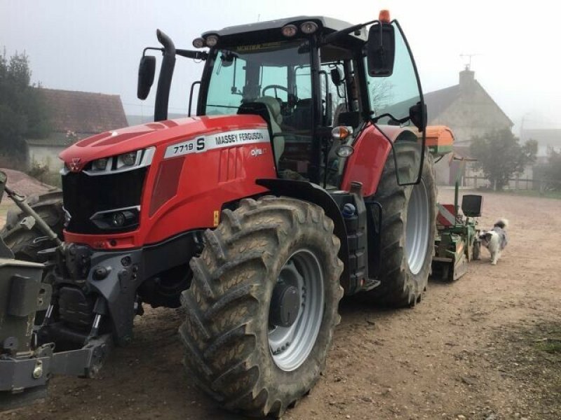 Traktor от тип Massey Ferguson TRACTEUR MASSEY FERGUSON 7719S, Gebrauchtmaschine в Paray-le-monial (Снимка 1)