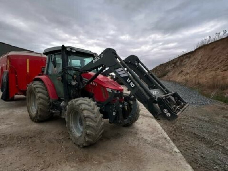 Traktor of the type Massey Ferguson TRACTEUR MF 5712 SL, Gebrauchtmaschine in Feurs (Picture 1)