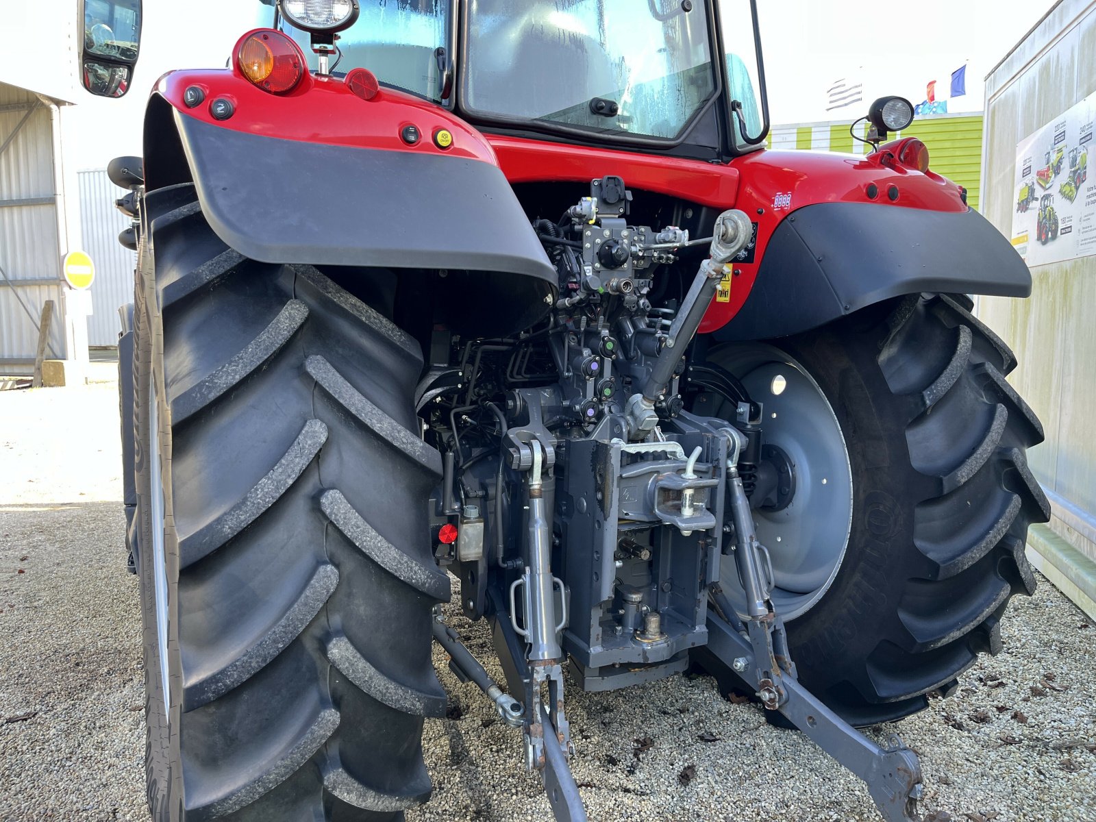 Traktor типа Massey Ferguson TRACTEUR MF 6713 S, Gebrauchtmaschine в PONTIVY (Фотография 3)