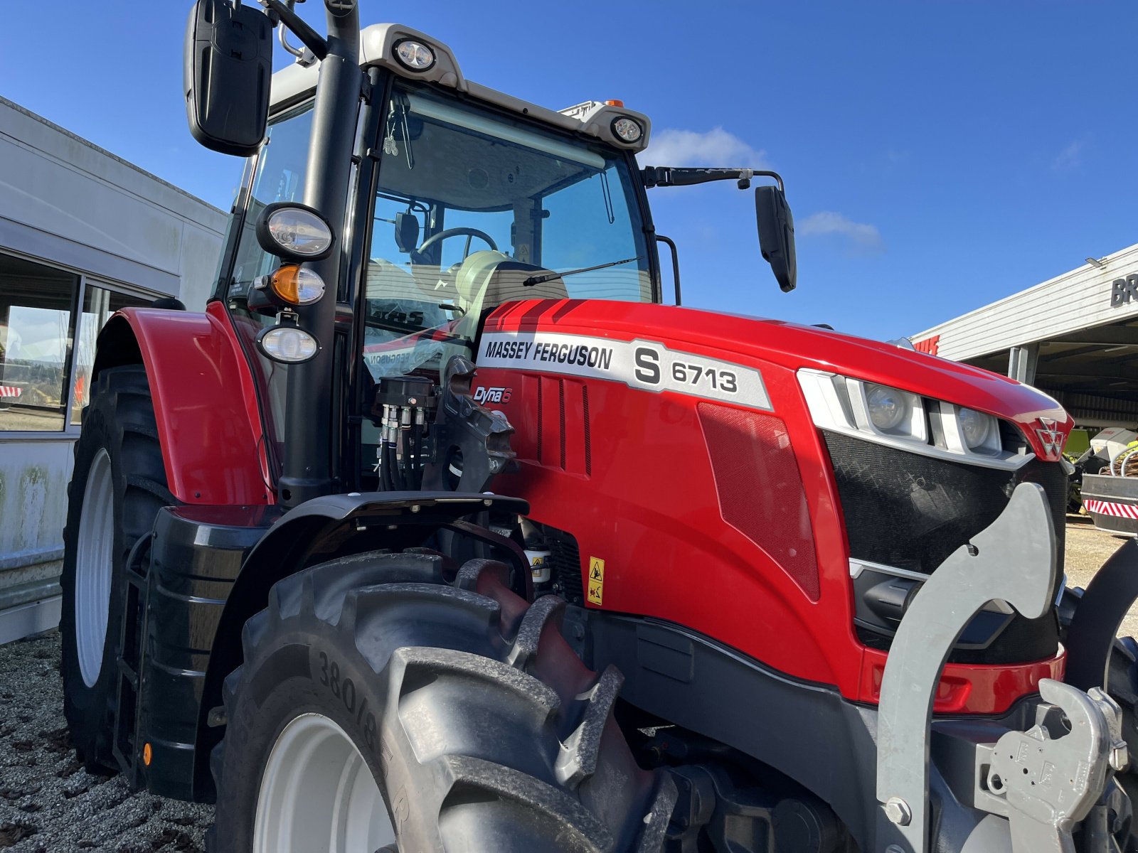 Traktor типа Massey Ferguson TRACTEUR MF 6713 S, Gebrauchtmaschine в PONTIVY (Фотография 1)