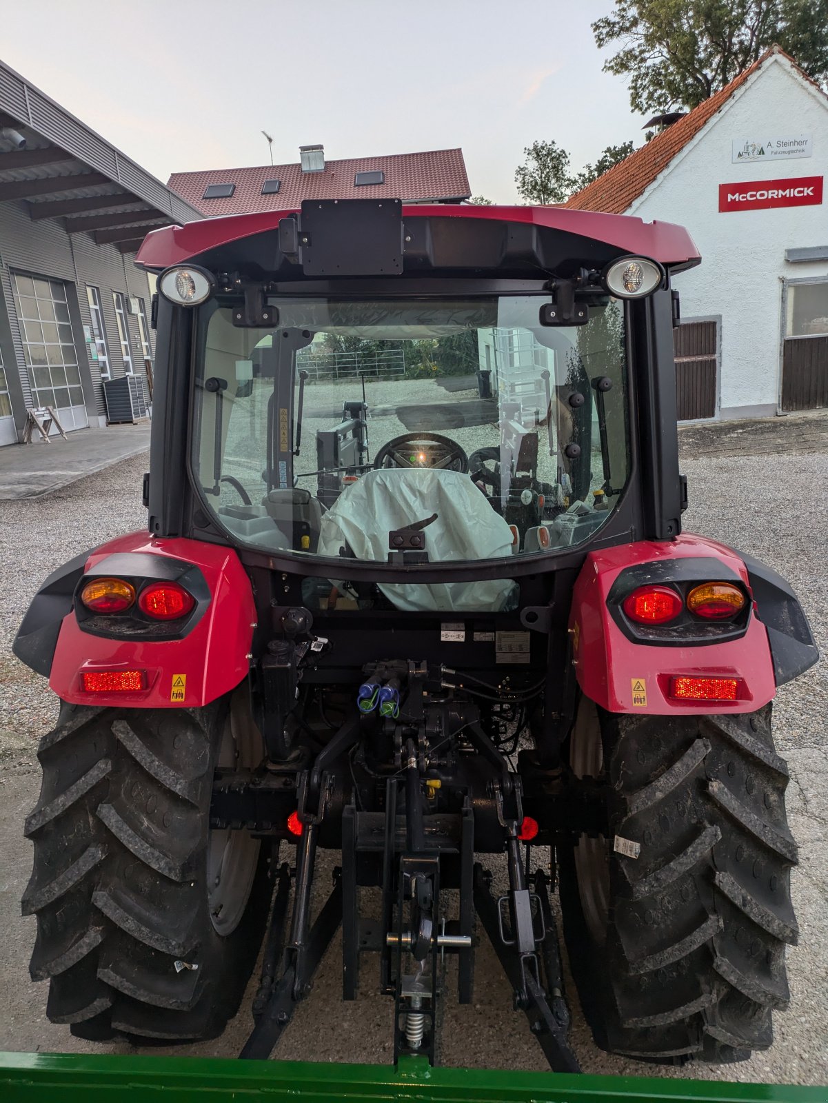 Traktor of the type McCormick X4.070, Neumaschine in Inchenhofen - Sainbach (Picture 2)