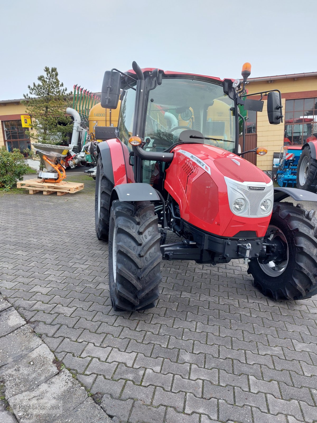 Traktor of the type McCormick X4.070, Neumaschine in Ortenburg (Picture 2)