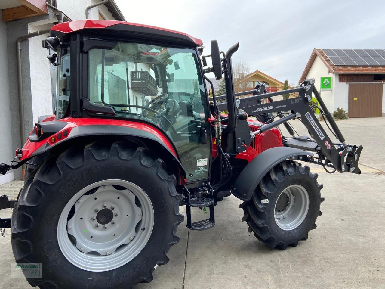 Traktor des Typs McCormick X4.080 mit Frontlader, Klima, Akion Powershuttle kostenlos!, Neumaschine in Geiselhöring (Bild 8)