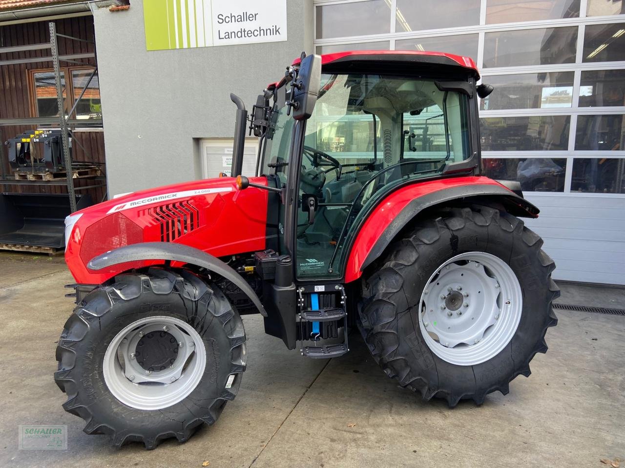 Traktor of the type McCormick X4.080 mit Frontlader, Klima, Akion Powershuttle kostenlos!, Neumaschine in Geiselhöring (Picture 15)