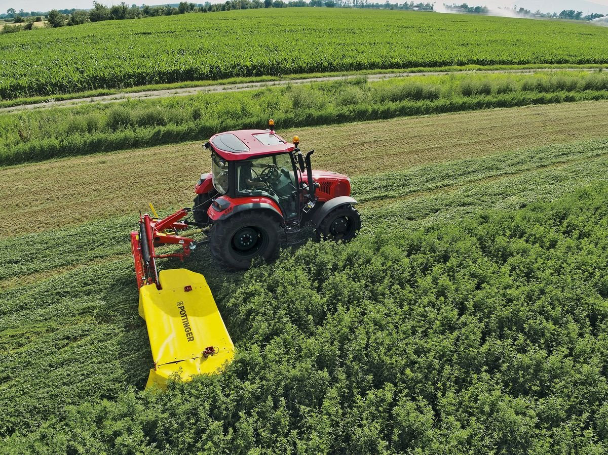 Traktor of the type McCormick X4.080, Neumaschine in Oberweidelham (Picture 1)