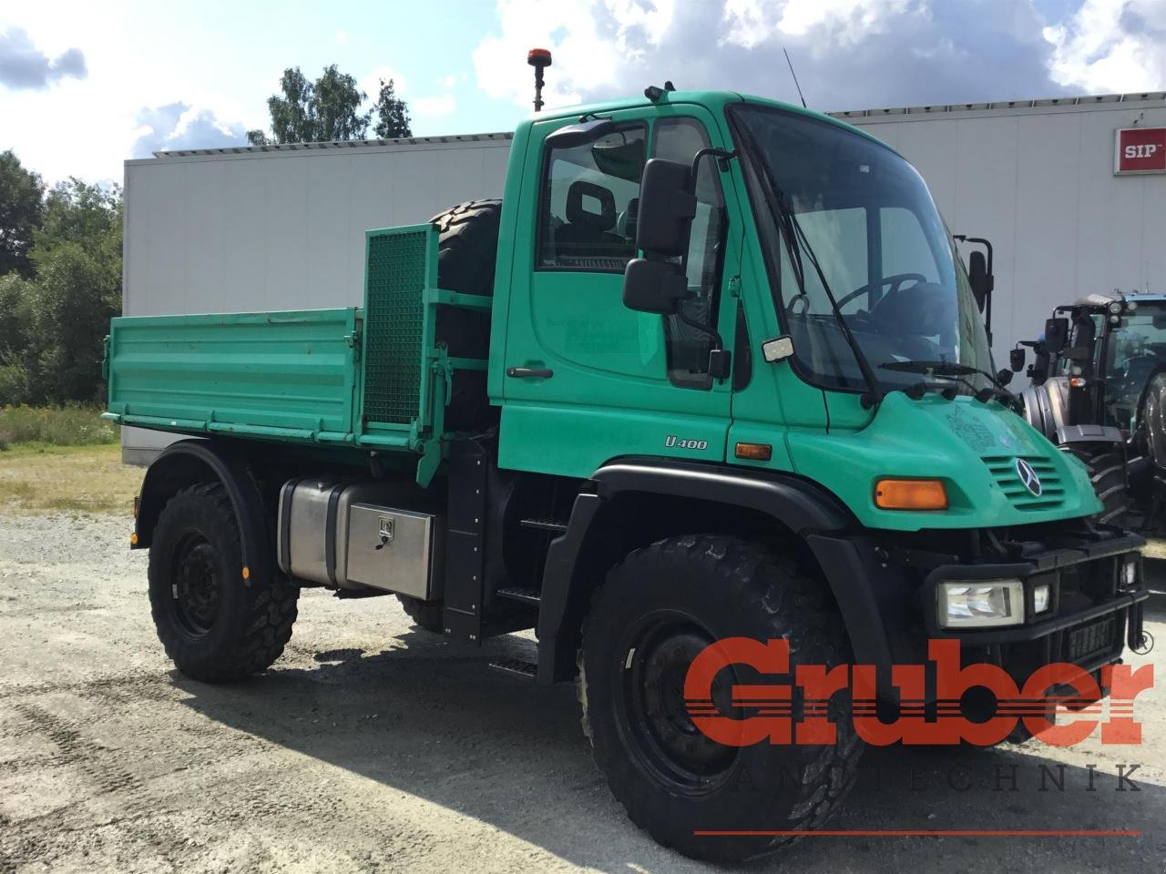 Traktor van het type Mercedes-Benz Unimog U 400, Gebrauchtmaschine in Ampfing (Foto 1)