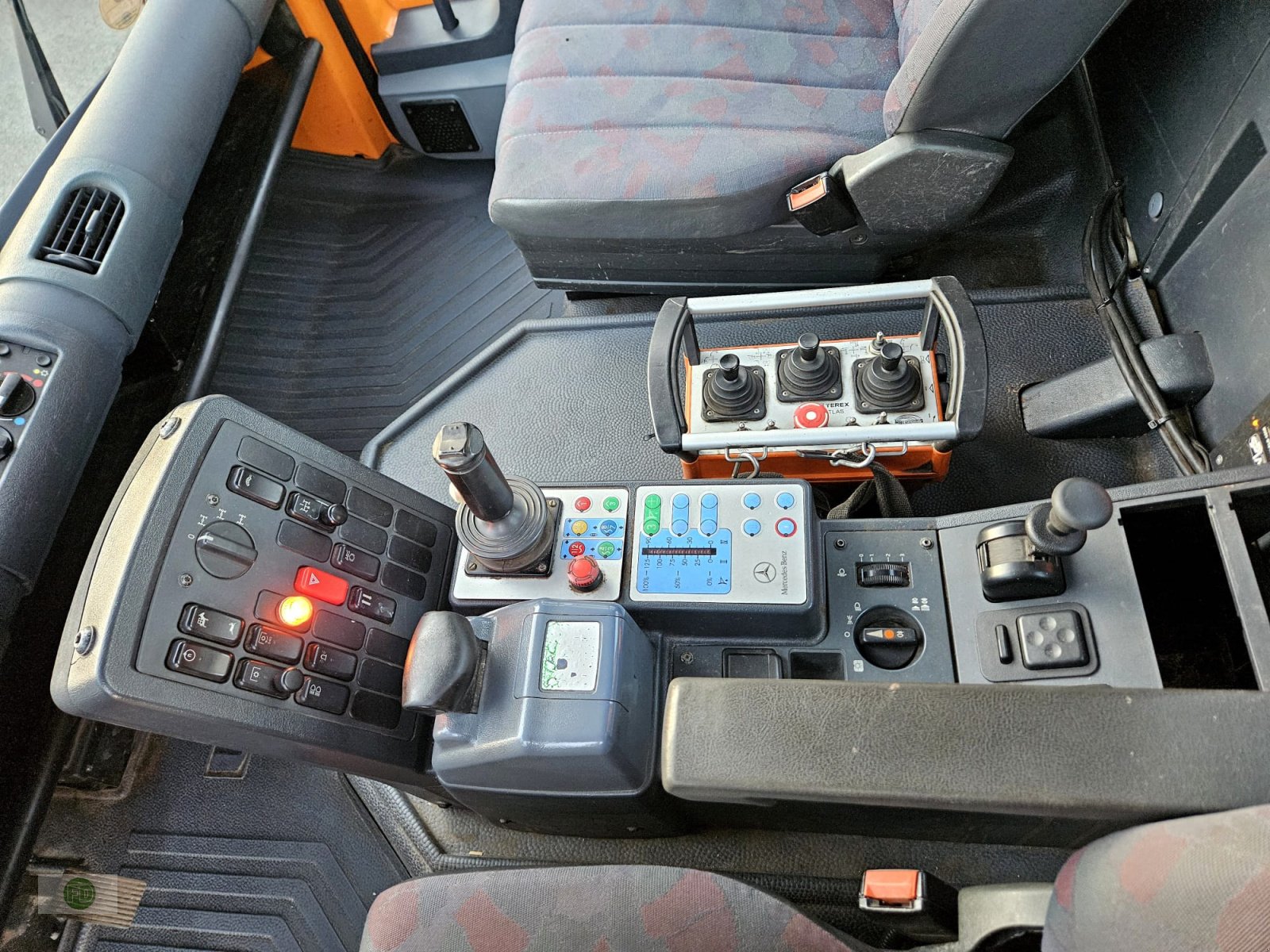 Traktor Türe ait Mercedes-Benz Unimog U400 mit Kran, Kipper, Greifer, Zapfwelle, LOF , 60 km/h mgl., Gebrauchtmaschine içinde Hinterschmiding (resim 3)