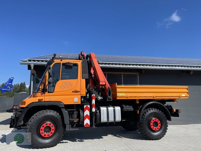 Traktor Türe ait Mercedes-Benz Unimog U500 Automatik mit Kran, Zapfwelle, Kipper , 1a Zustand , viele Extras, Finanzierung mgl., Gebrauchtmaschine içinde Hinterschmiding (resim 12)