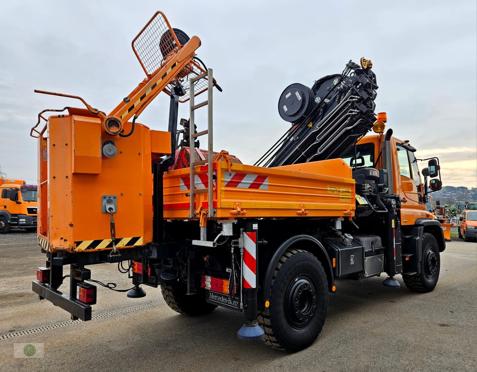 Traktor typu Mercedes-Benz Unimog U500 mit 21.6 Meter Kran, viele Extras , Kipper, Zapfwelle, Automatik, Gebrauchtmaschine v Hinterschmiding (Obrázek 2)