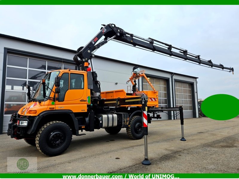 Traktor типа Mercedes-Benz Unimog U500 mit 21.6 Meter Mega Kran, Gebrauchtmaschine в Hinterschmiding