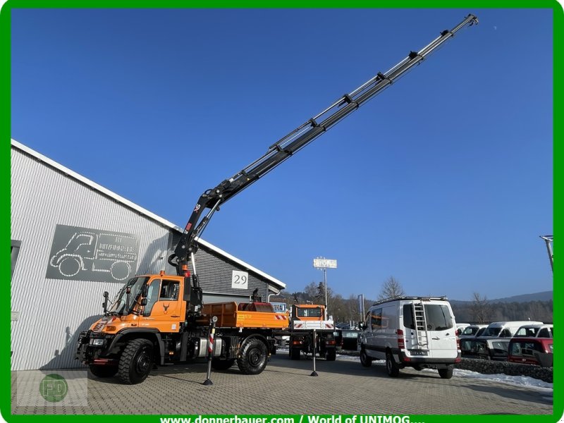 Traktor типа Mercedes Unimog U500 mit Mega Kran, Wechselsystem, Einzelstück, Zapfwelle, Automatik, Arbeitskorb, Greifer uvm., Gebrauchtmaschine в Hinterschmiding (Фотография 1)