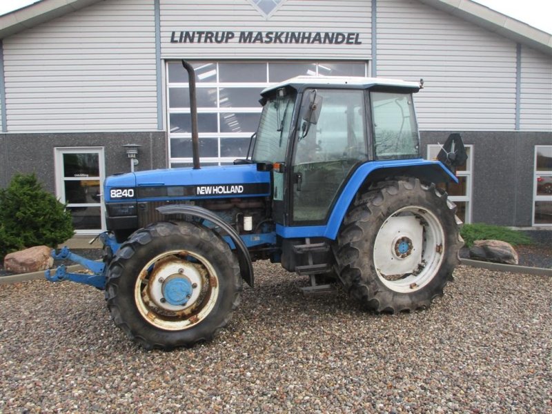 Traktor of the type New Holland 8240 SLE  Med frontlift og frontPTO, Gebrauchtmaschine in Lintrup (Picture 1)