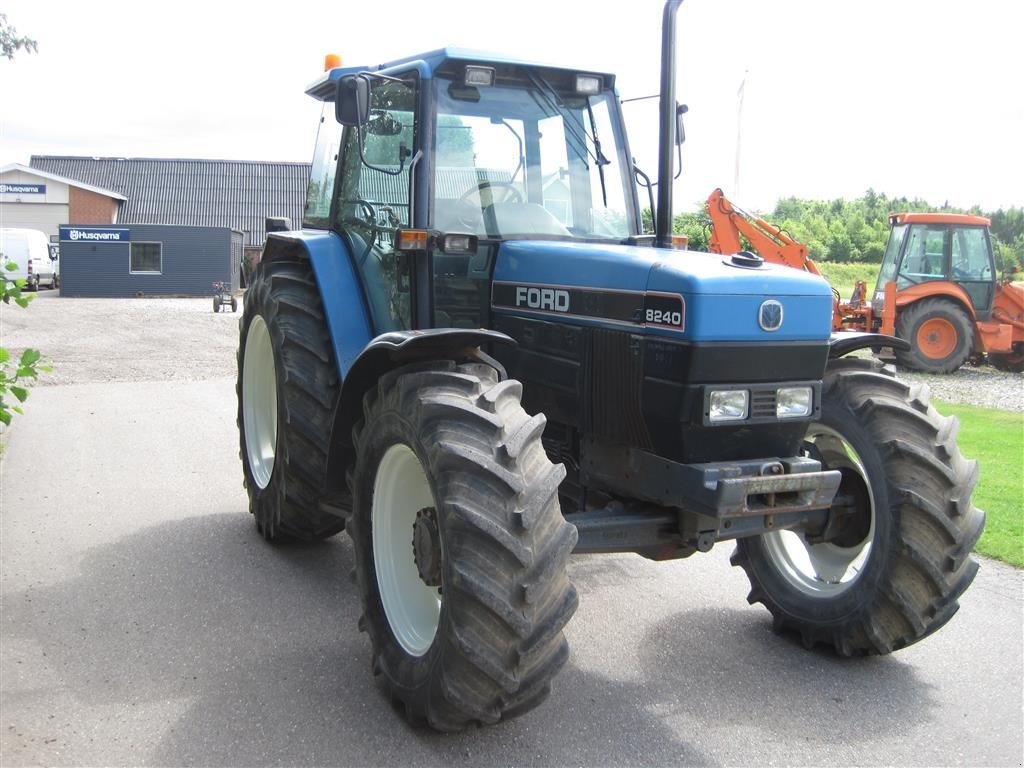 Traktor of the type New Holland 8240 SLE Turbo, Gebrauchtmaschine in Hammel (Picture 2)