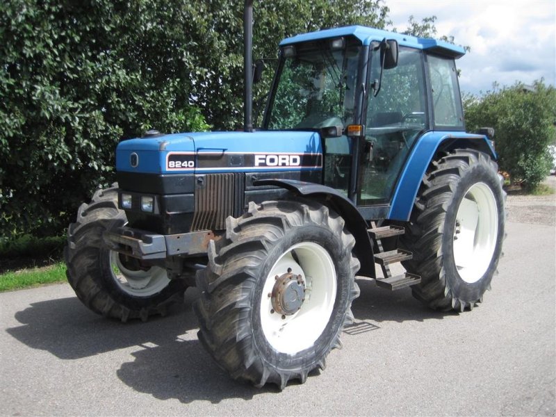 Traktor of the type New Holland 8240 SLE, Gebrauchtmaschine in Hammel