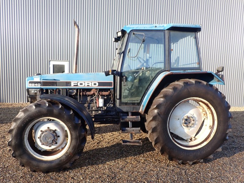 Traktor of the type New Holland 8240, Gebrauchtmaschine in Viborg (Picture 1)