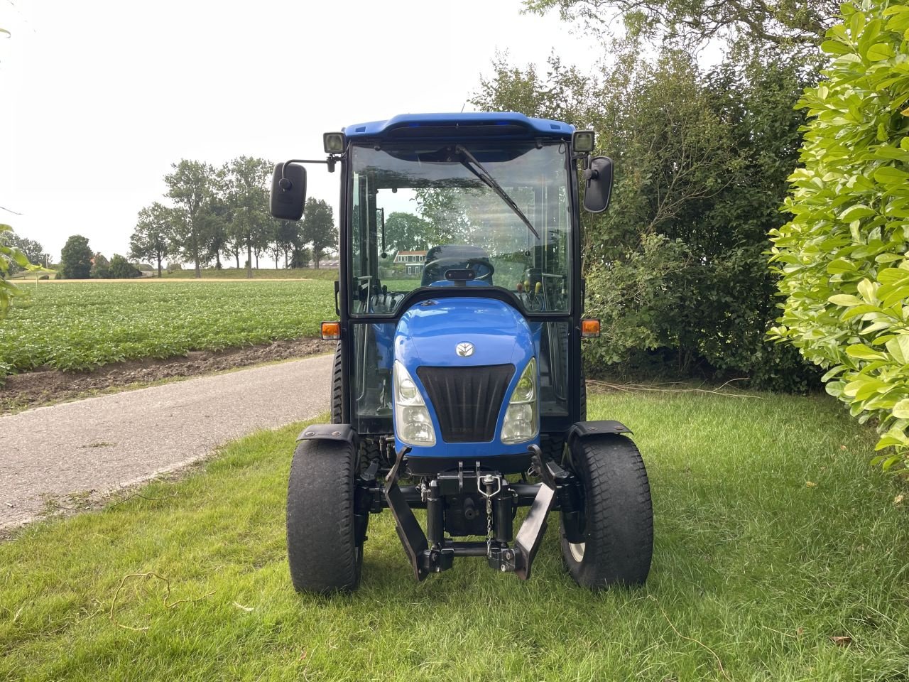 Traktor of the type New Holland Boomer 2035, Gebrauchtmaschine in Klaaswaal (Picture 3)