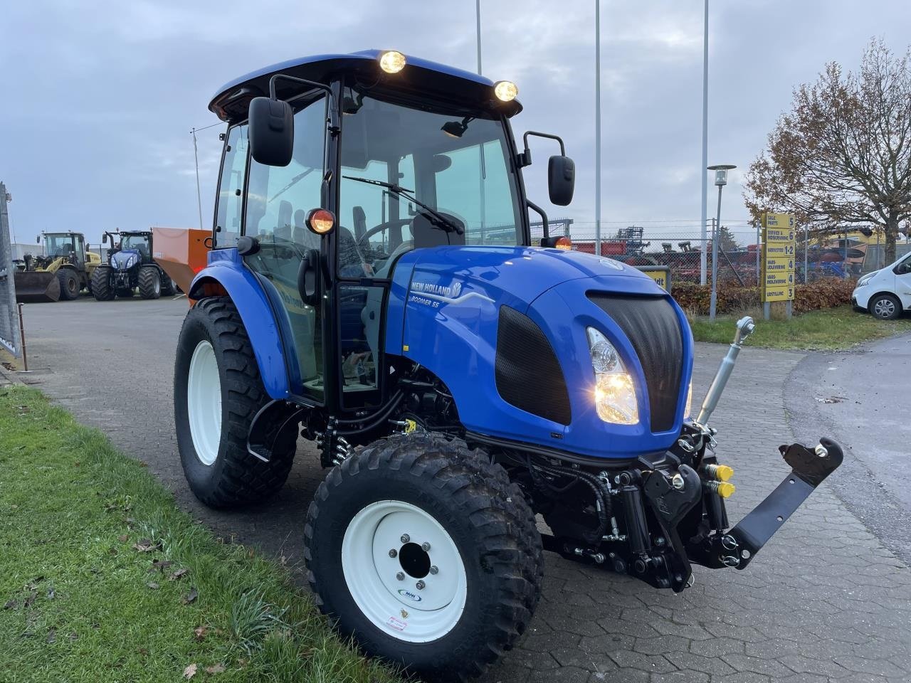 Traktor of the type New Holland BOOMER 55 CAB STG.V, Gebrauchtmaschine in Hadsten (Picture 2)