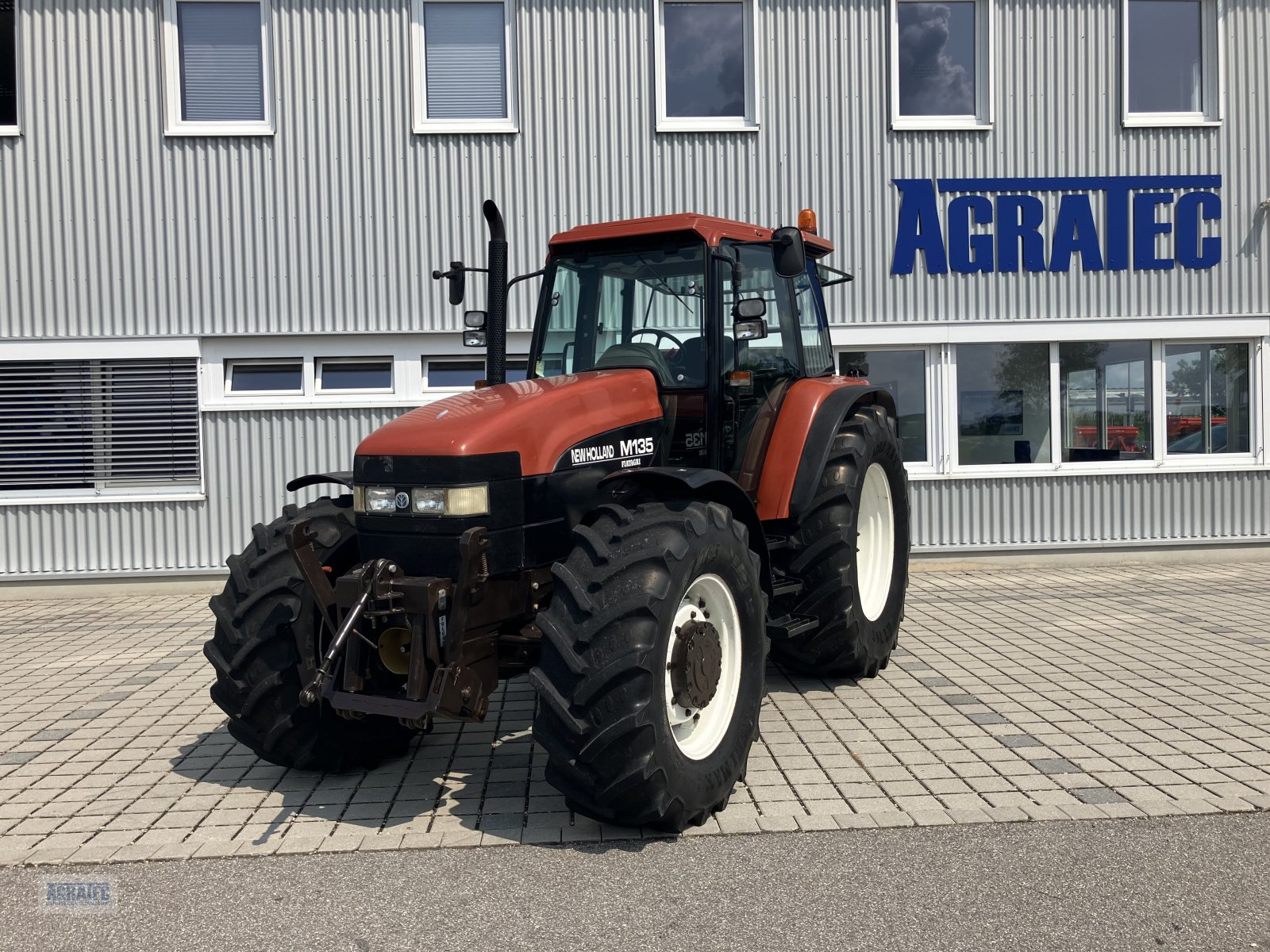 Traktor of the type New Holland M 135, Gebrauchtmaschine in Salching bei Straubing (Picture 1)