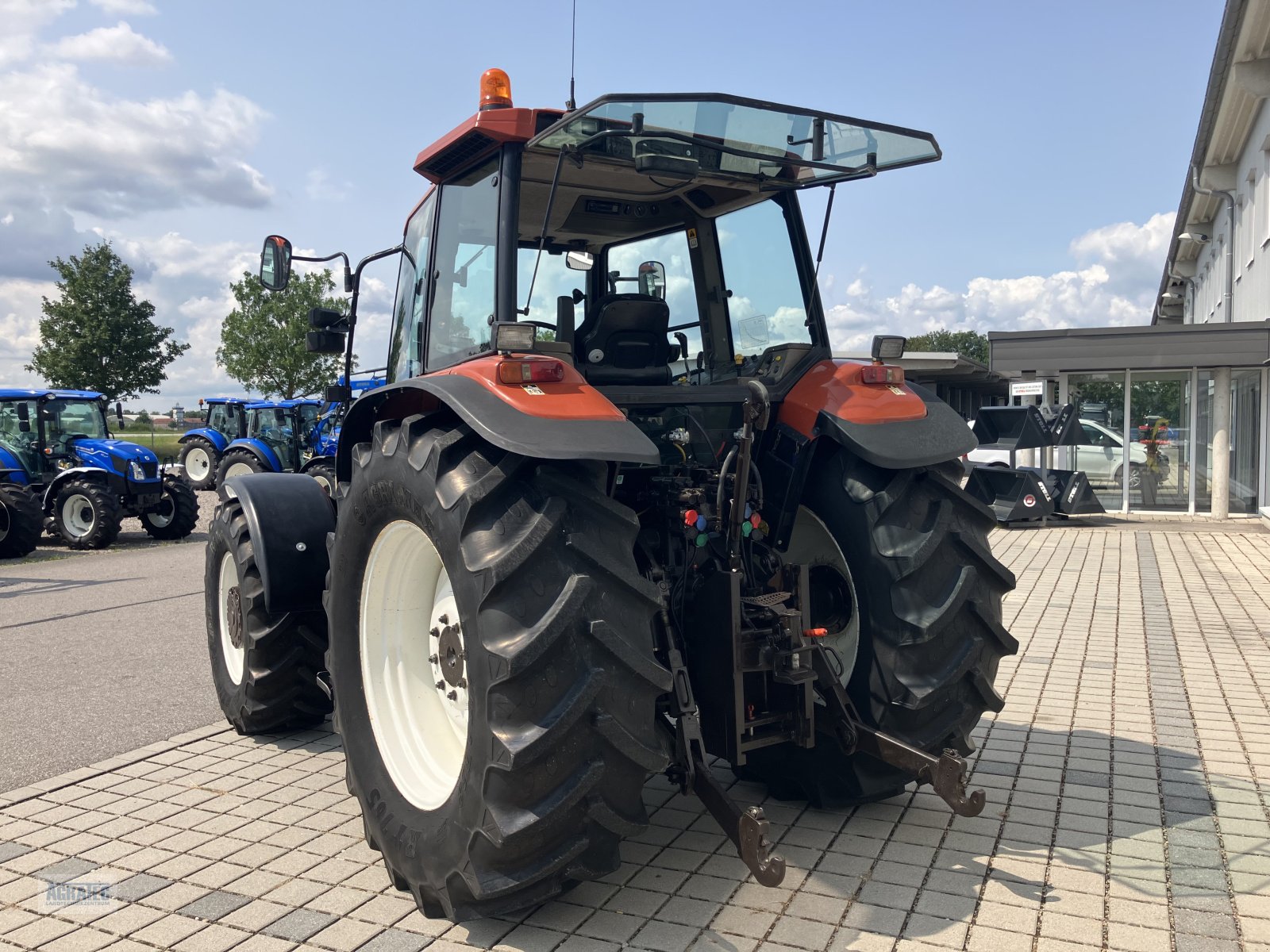 Traktor des Typs New Holland M 135, Gebrauchtmaschine in Salching bei Straubing (Bild 9)