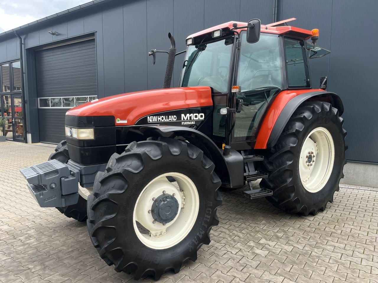 Traktor of the type New Holland M100, Gebrauchtmaschine in Daarle (Picture 2)