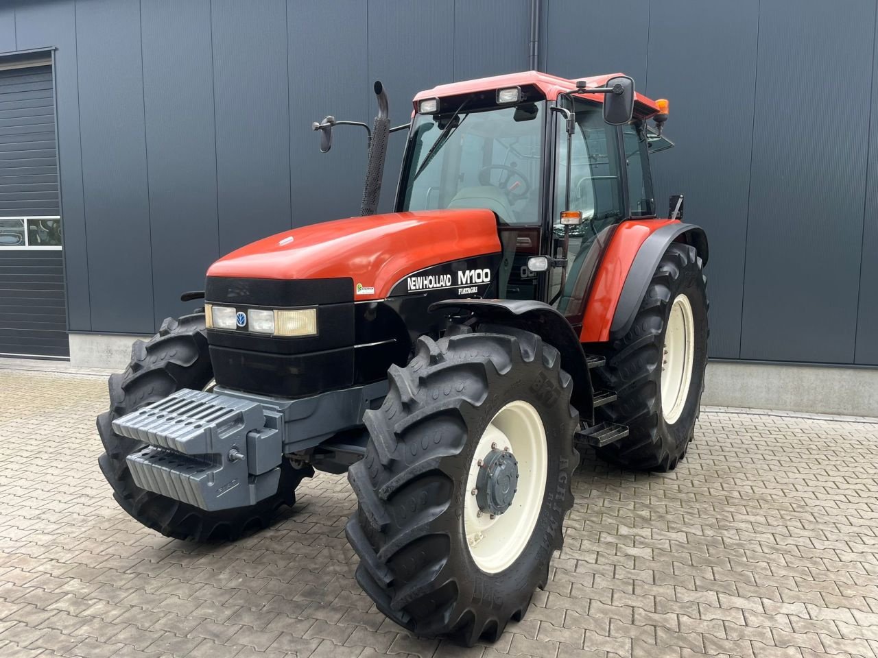 Traktor des Typs New Holland M100, Gebrauchtmaschine in Daarle (Bild 1)