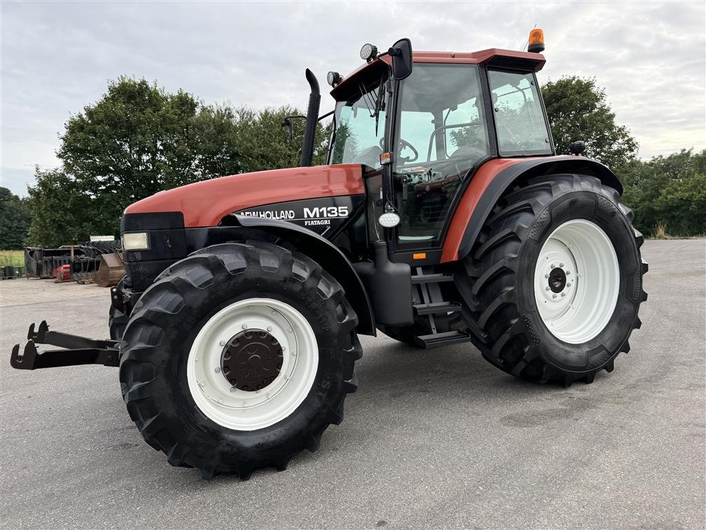 Traktor of the type New Holland M135 EKSTREM FLOT!, Gebrauchtmaschine in Nørager (Picture 2)