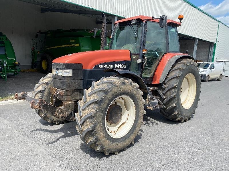 Traktor of the type New Holland M135DT, Gebrauchtmaschine in ESCAUDOEUVRES (Picture 1)