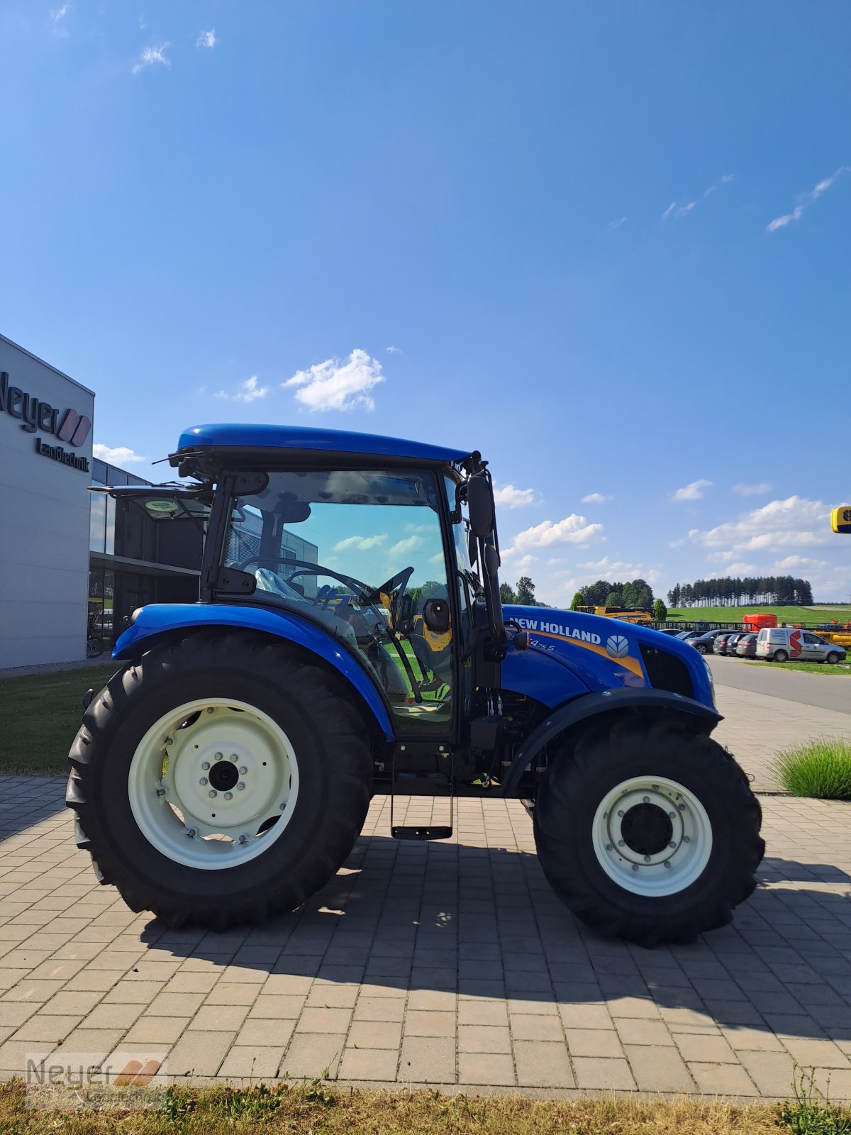 Traktor van het type New Holland New Holland T 4.75 S *Aktion*, Neumaschine in Bad Waldsee Mennisweiler (Foto 1)