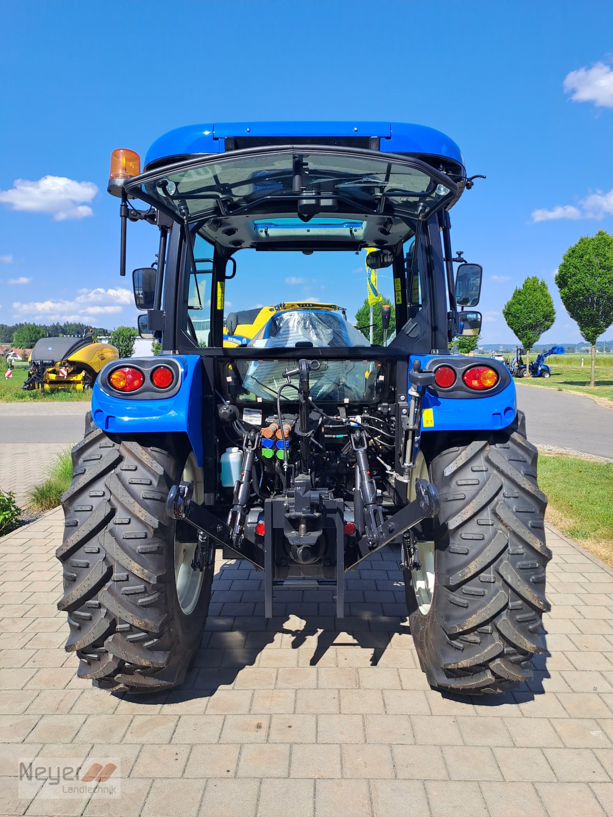 Traktor van het type New Holland New Holland T 4.75 S *Aktion*, Neumaschine in Bad Waldsee Mennisweiler (Foto 4)