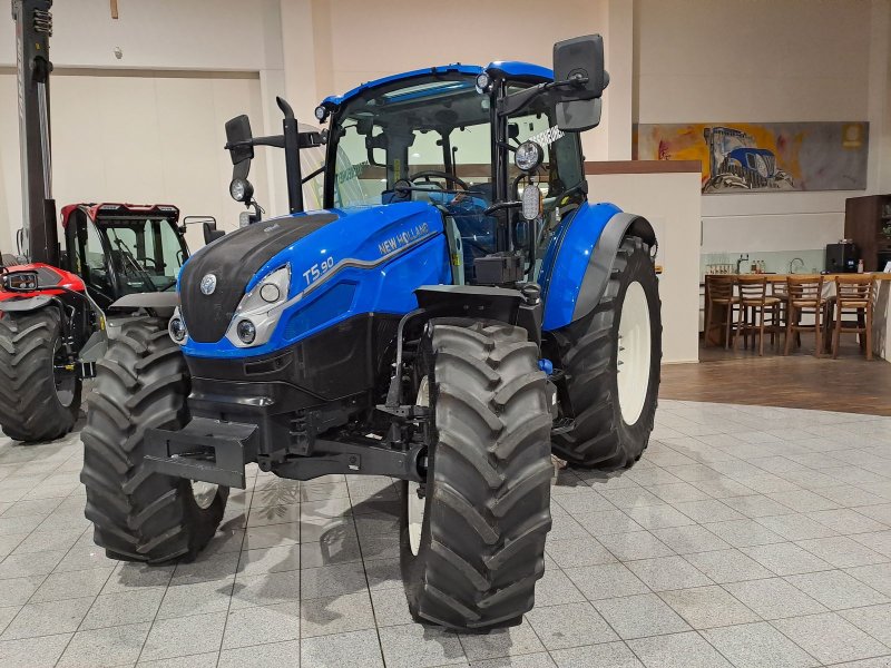 Traktor van het type New Holland NEW HOLLAND T5.90 HILO 1.5 CAB, Neumaschine in Burgkirchen (Foto 1)