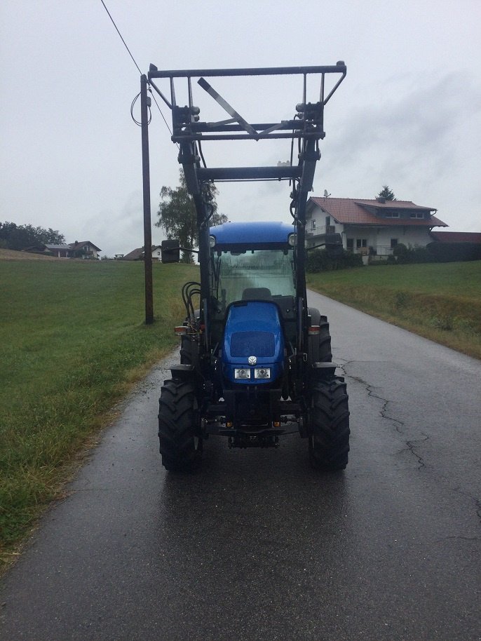 Traktor des Typs New Holland T 3030, Gebrauchtmaschine in Fürsteneck (Bild 4)