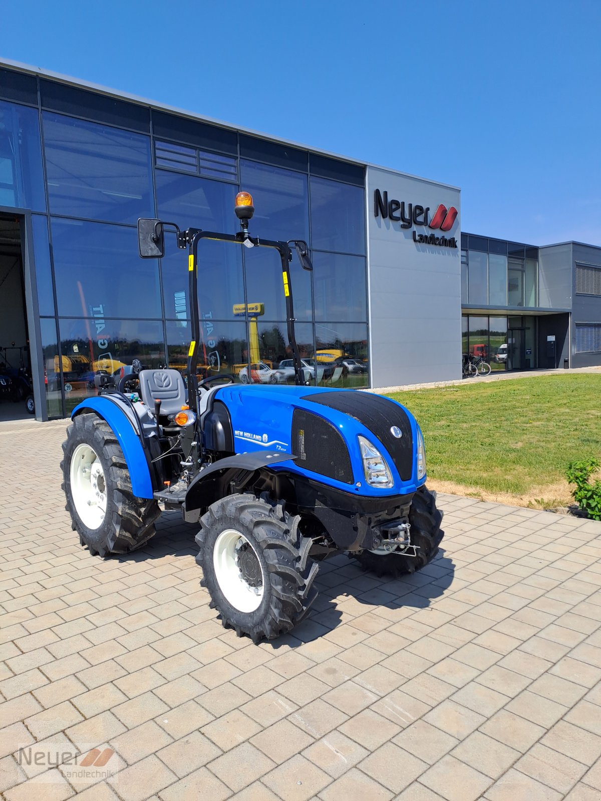 Traktor of the type New Holland T 3.60 F, Neumaschine in Bad Waldsee Mennisweiler (Picture 1)