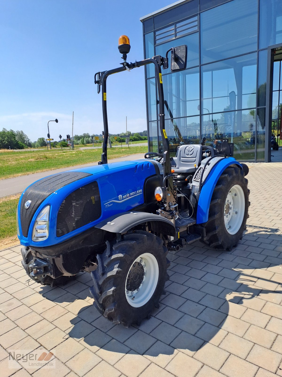 Traktor of the type New Holland T 3.60 F, Neumaschine in Bad Waldsee Mennisweiler (Picture 4)