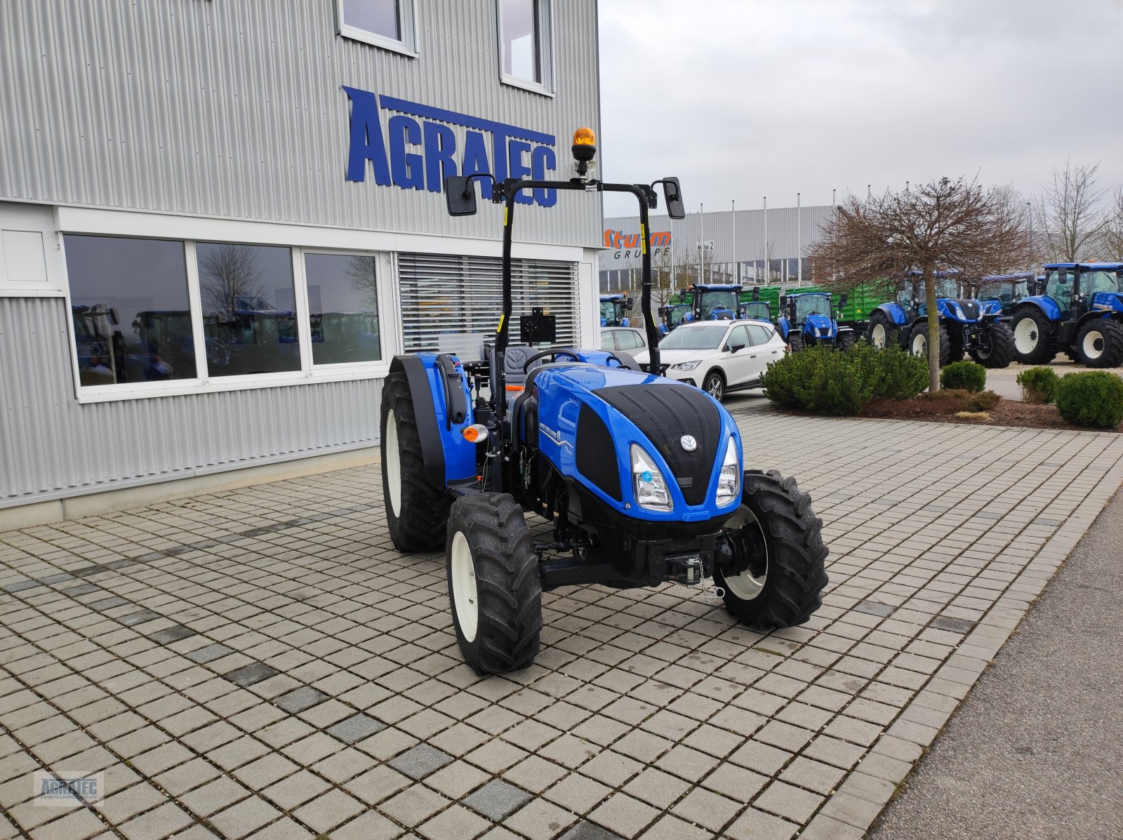 Traktor of the type New Holland T 3.60 LP, Neumaschine in Salching bei Straubing (Picture 4)