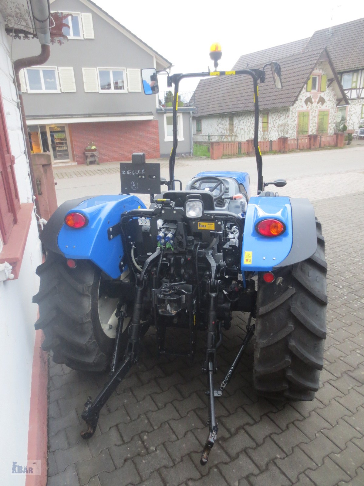 Traktor van het type New Holland T 3.70 LP, Neumaschine in Neuried - Altenheim (Foto 4)