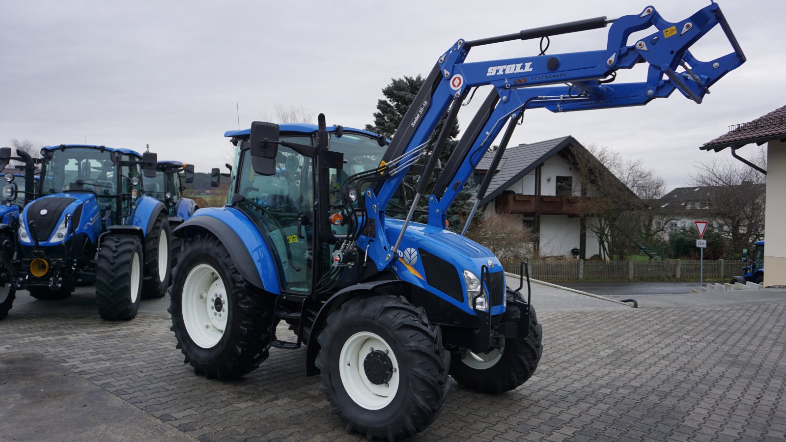 Traktor of the type New Holland T 4.55 inkl. STOLL Frontlader, Neumaschine in Rötz (Picture 3)