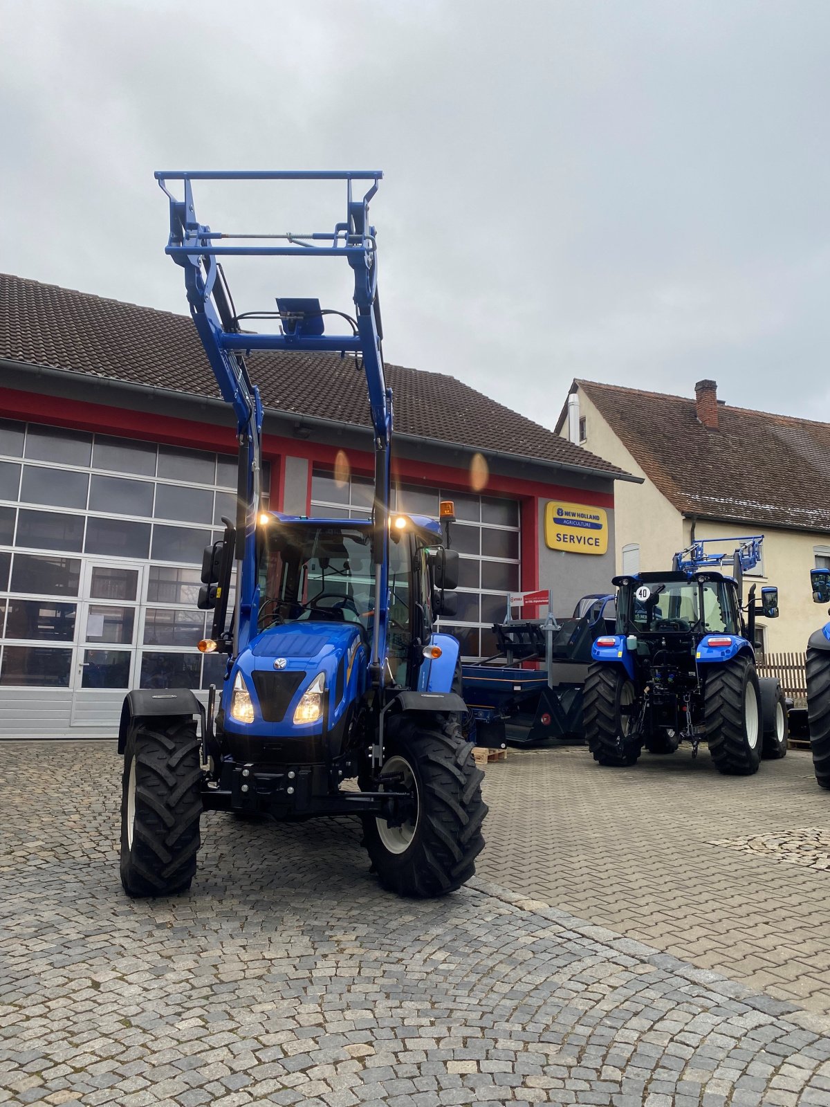 Traktor van het type New Holland T 4.55 S, Neumaschine in Schwabach (Foto 2)