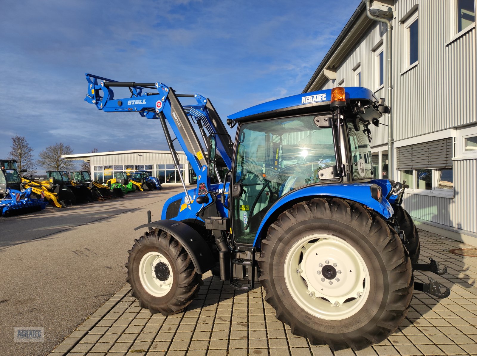 Traktor of the type New Holland T 4.55 S, Neumaschine in Salching bei Straubing (Picture 9)