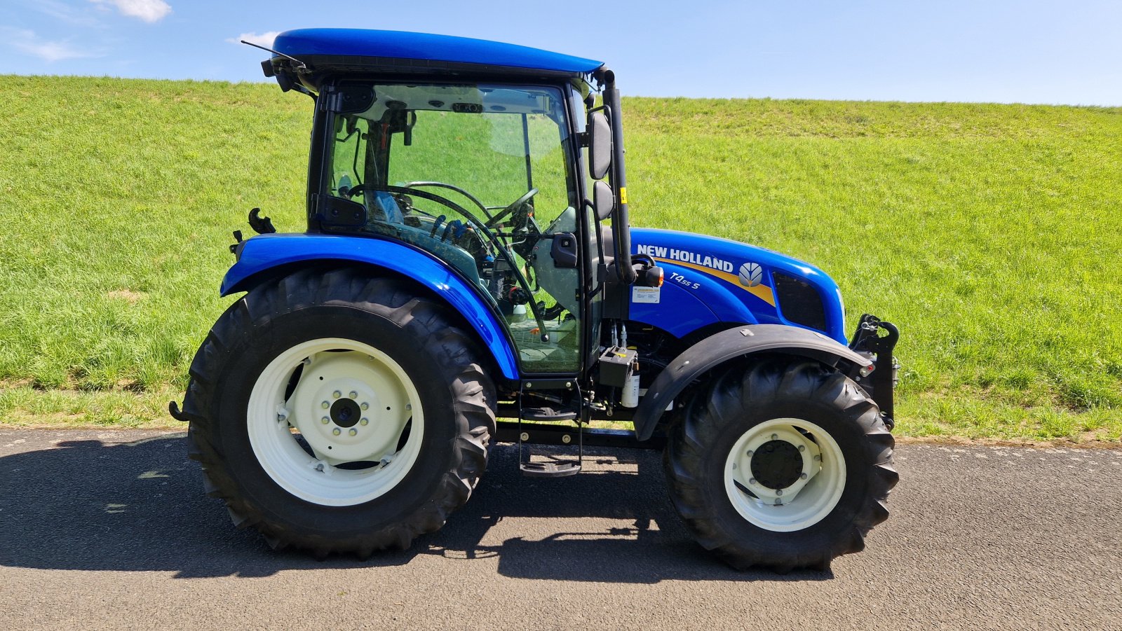 Traktor of the type New Holland T 4.55, Gebrauchtmaschine in Hohenahr (Picture 1)