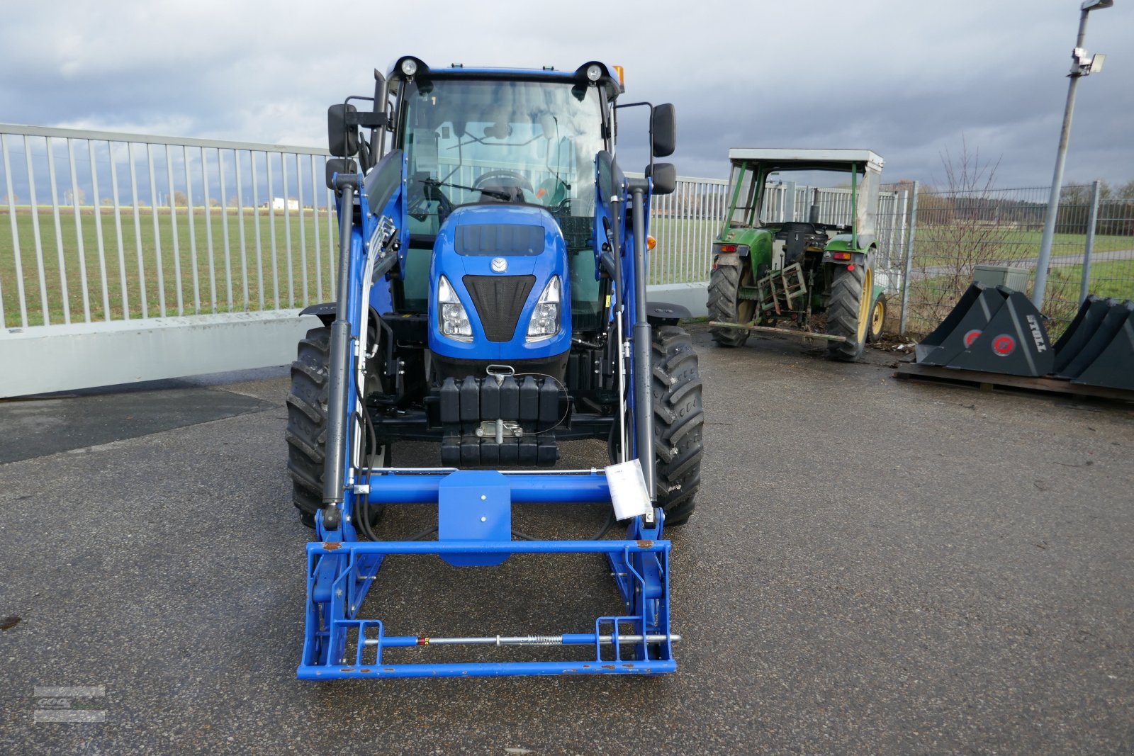 Traktor типа New Holland T 4.55S. Bj. 21. Erst 156 Std. Mit fabrikneuen Stoll Industriefrontlader., Gebrauchtmaschine в Langenzenn (Фотография 3)