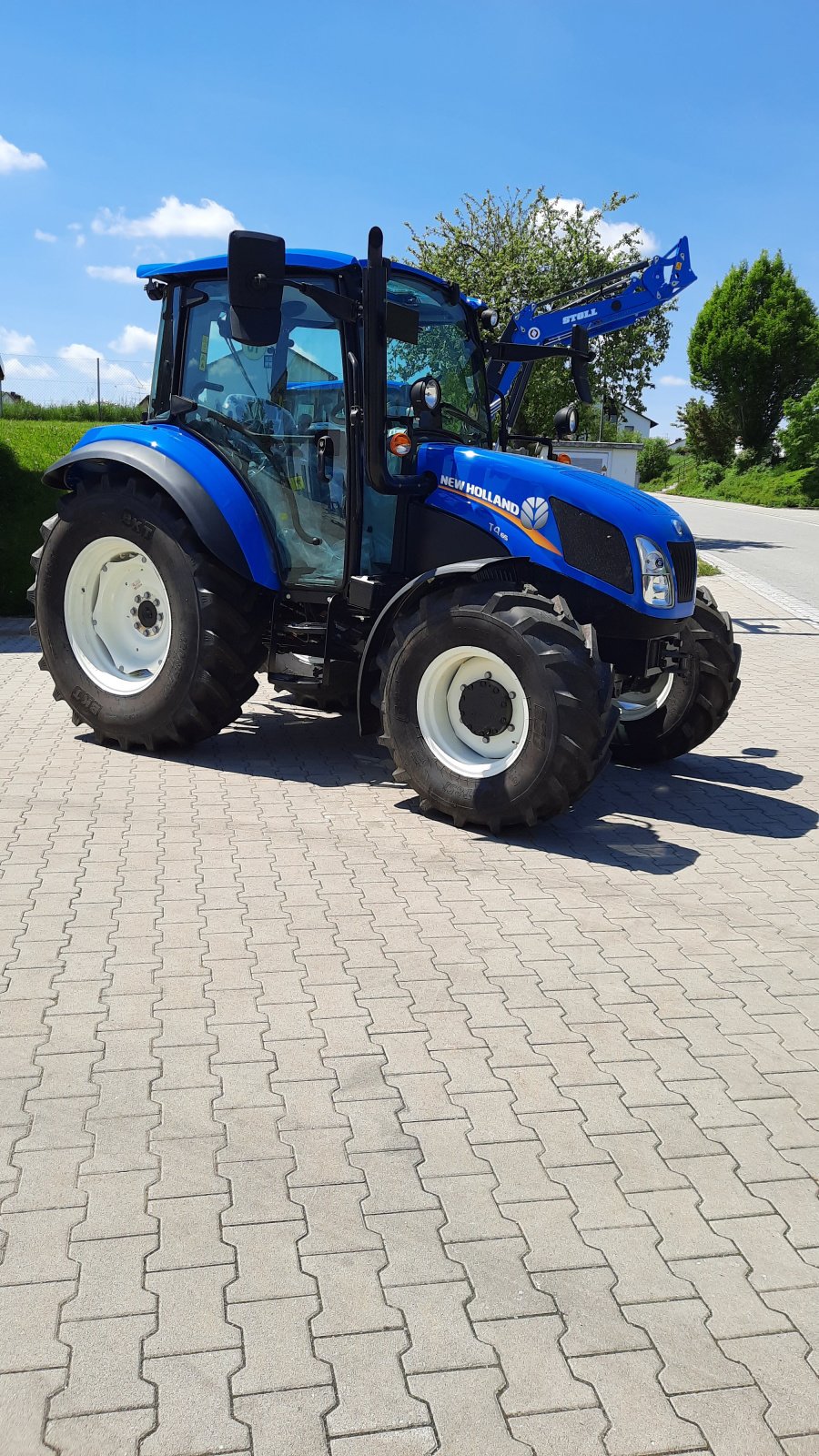 Traktor van het type New Holland T 4.65, Neumaschine in Gerzen (Foto 3)