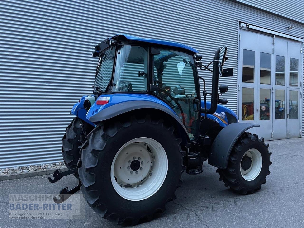 Traktor van het type New Holland T 4.75 CAB STAGE V, Neumaschine in Freiburg (Foto 2)