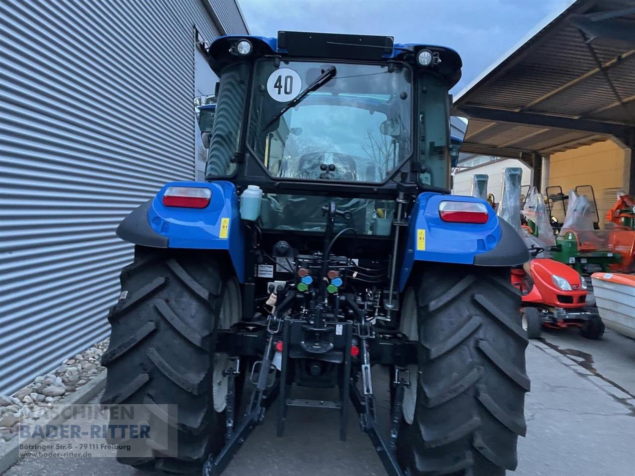 Traktor van het type New Holland T 4.75 CAB STAGE V, Neumaschine in Freiburg (Foto 3)