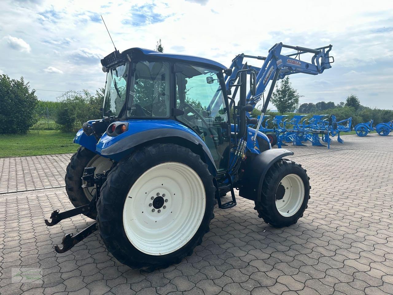 Traktor of the type New Holland T 4.75 Powerstar, Gebrauchtmaschine in Coppenbruegge (Picture 5)