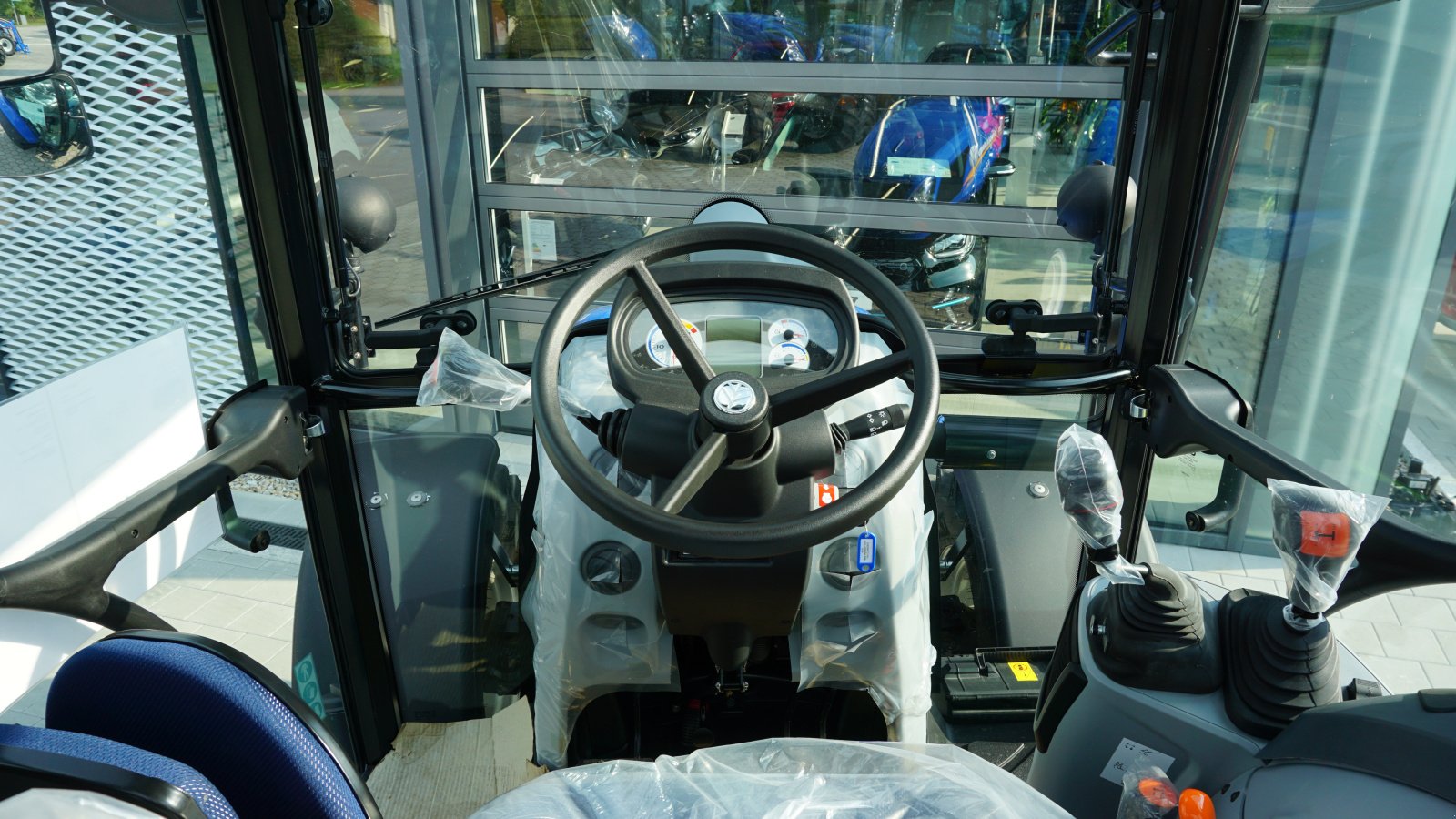 Traktor typu New Holland T 4.75, Neumaschine v Rötz (Obrázek 8)